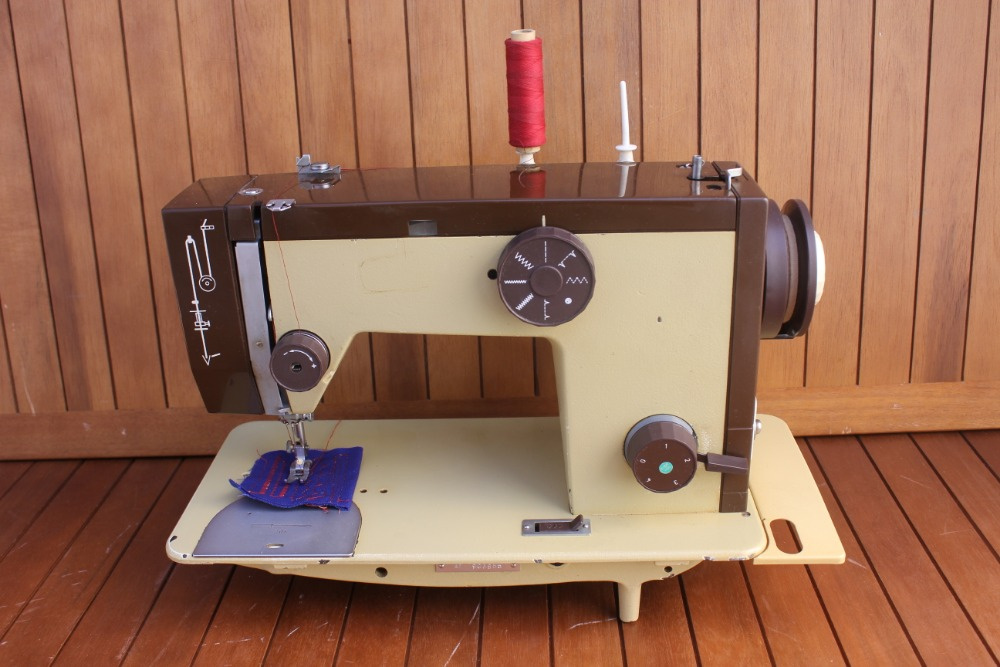 šicí stroj Veritas    ) do kufříku nebo do stolu (