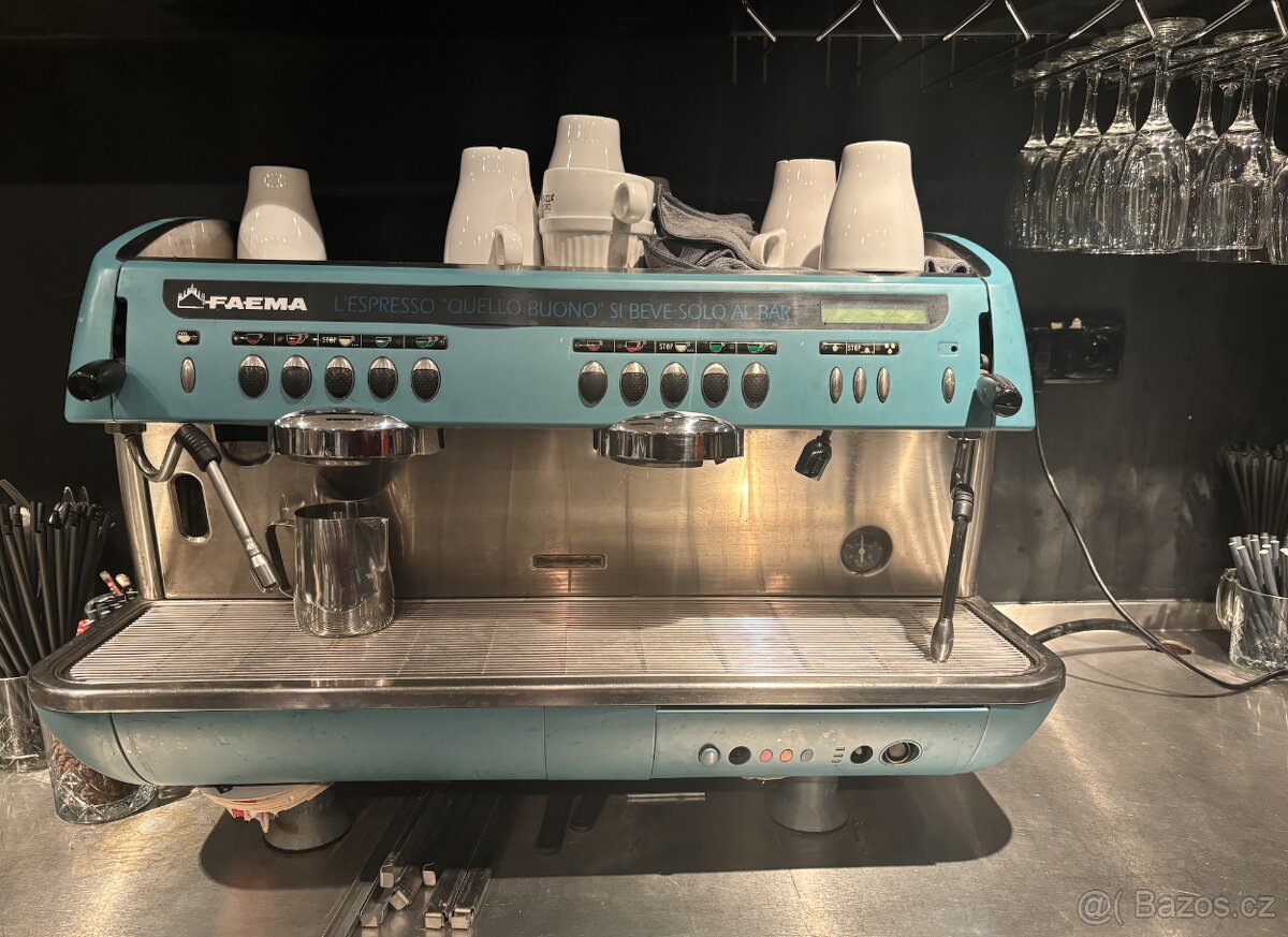 Profesionální retro kávovar FAEMA – dvoupákový, plně funkční