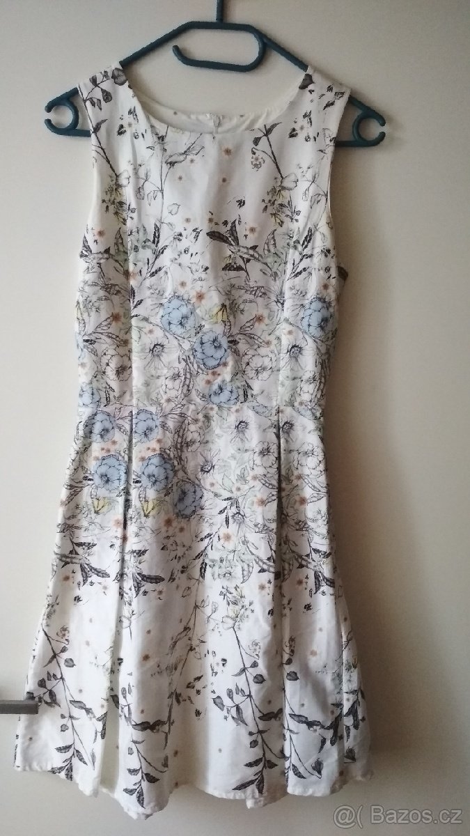 Krásné šaty - skoro nové. Jednou vyprané.