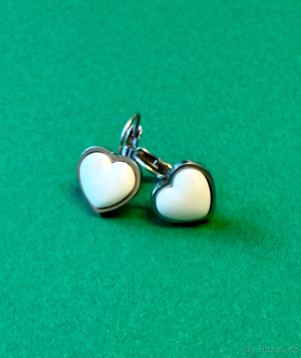 Náušnice bílá srdíčka – ocel, keramika