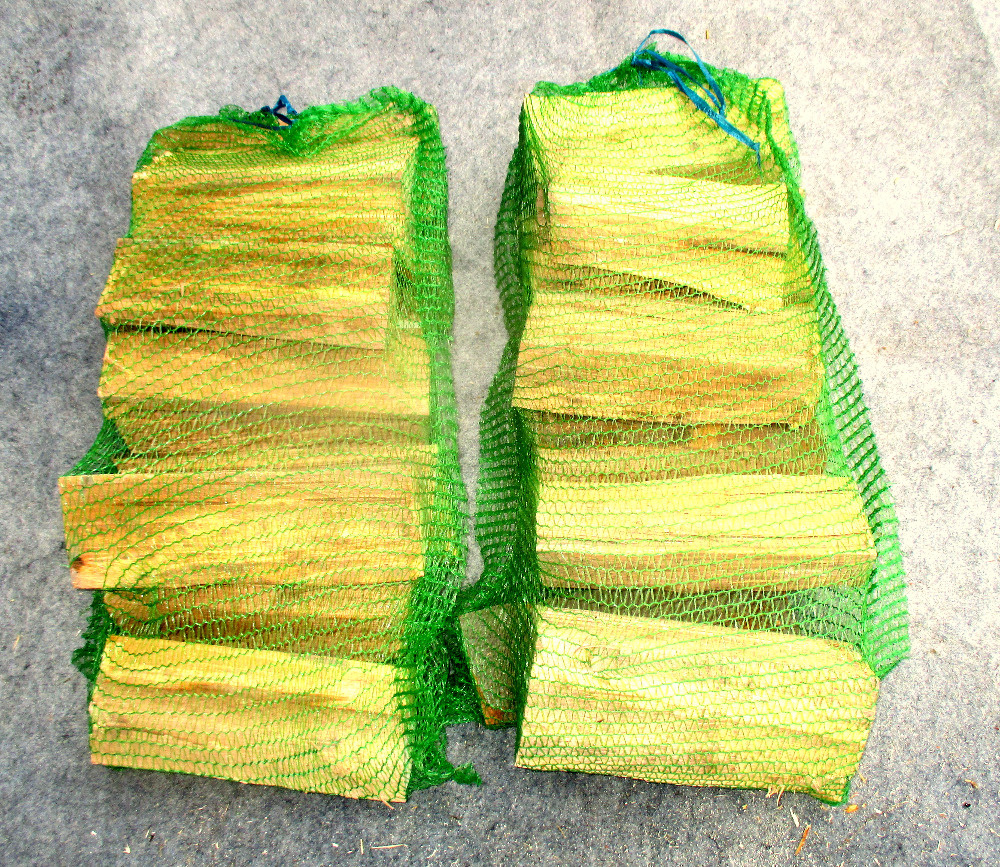 štípané pytlované dříví