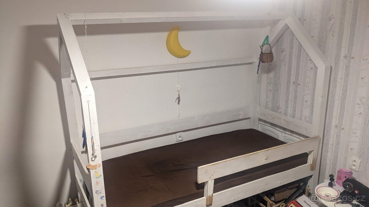 Dětská postel domeček