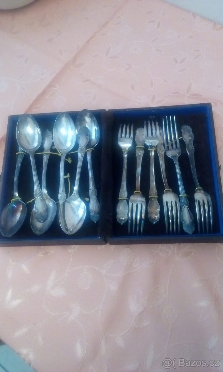 Prodám stříbrné příbory v kazetě.