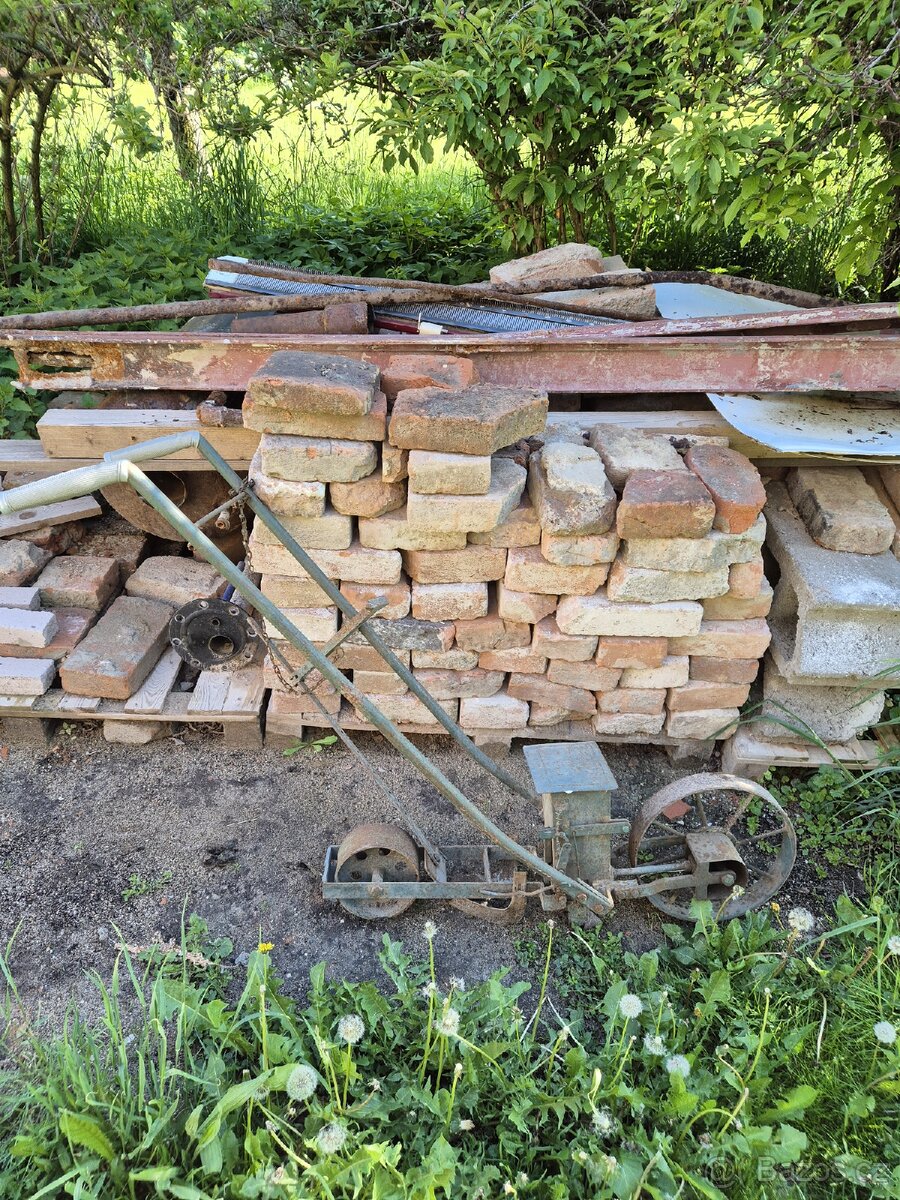 Historický secí stroj