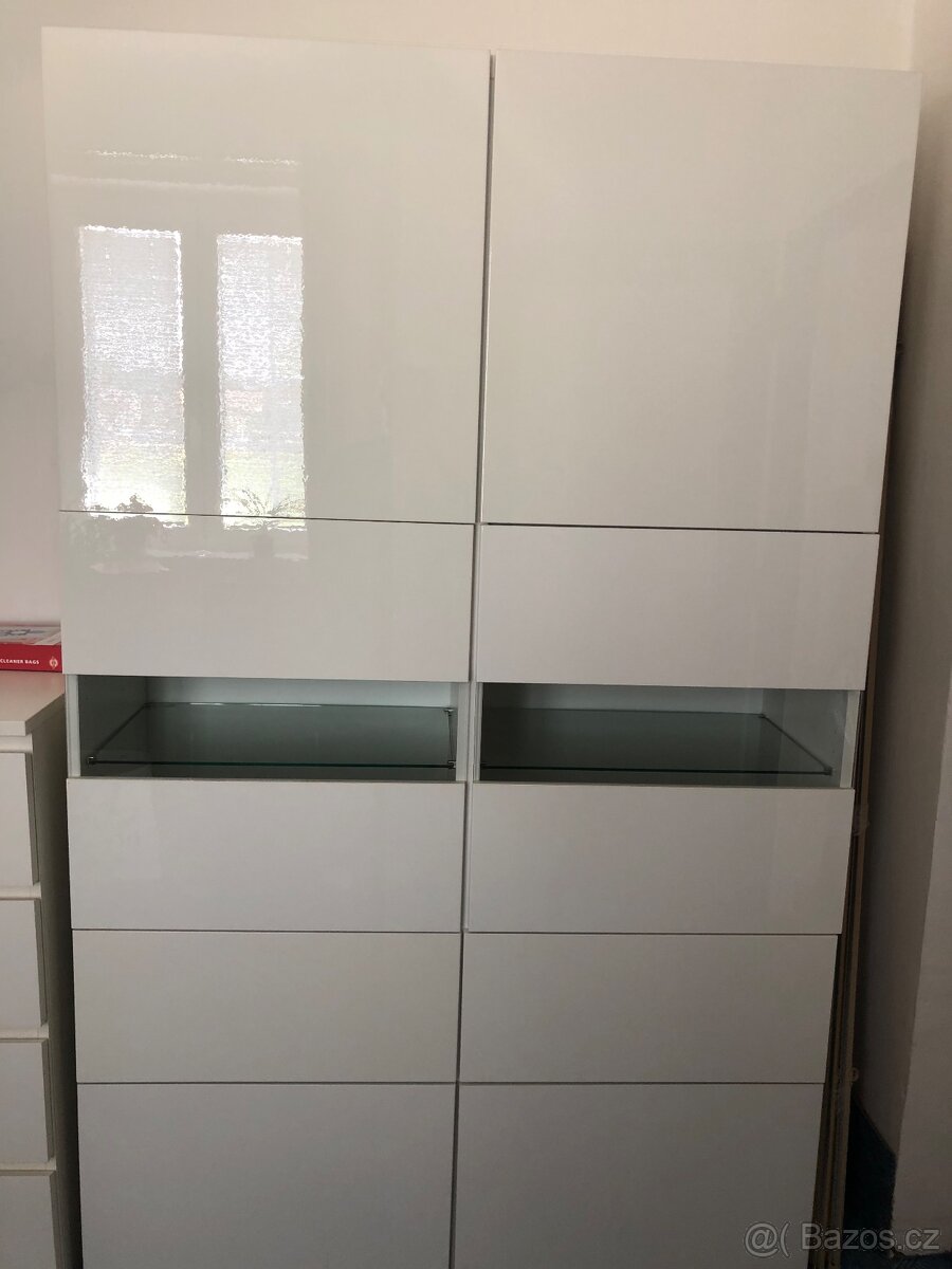 Ikea Besta- bílá lesklá skříň