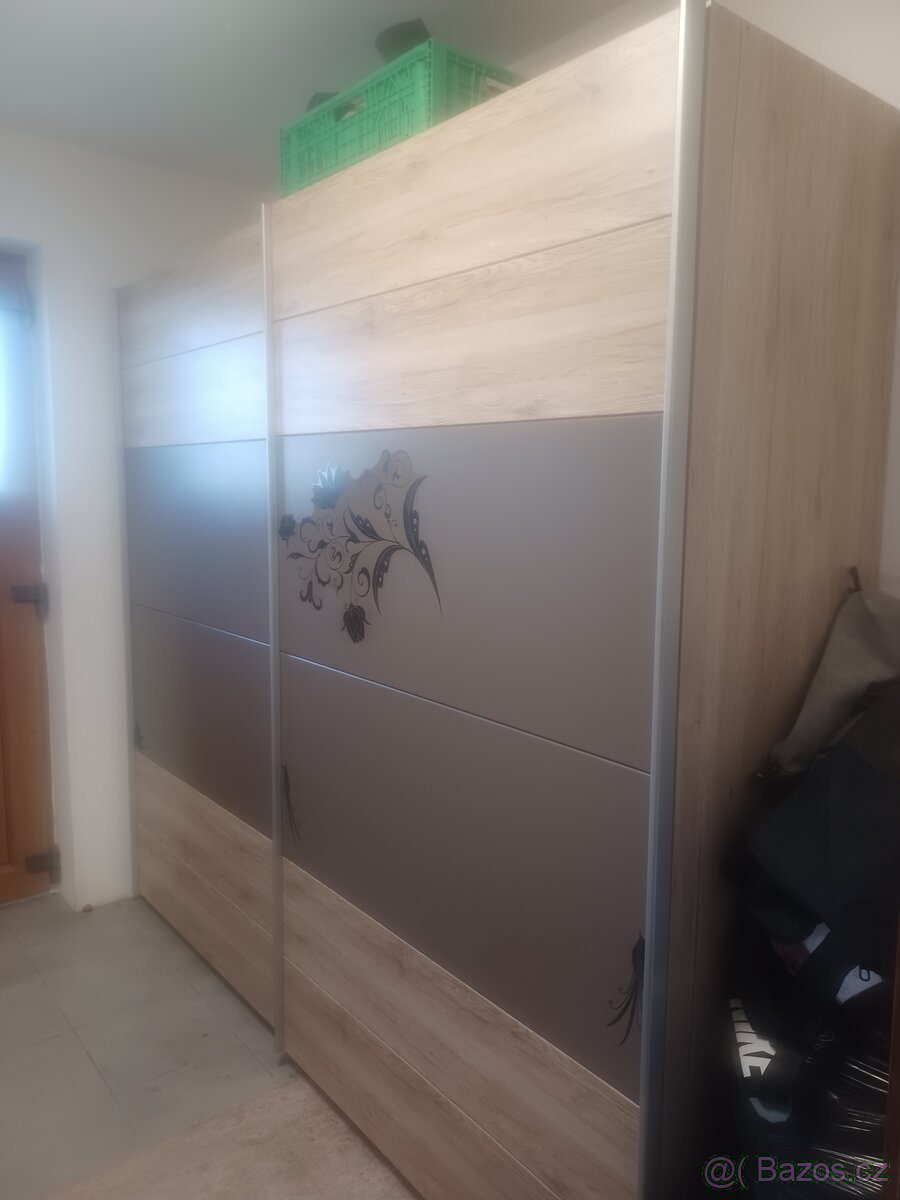 Veliká šatní skříň