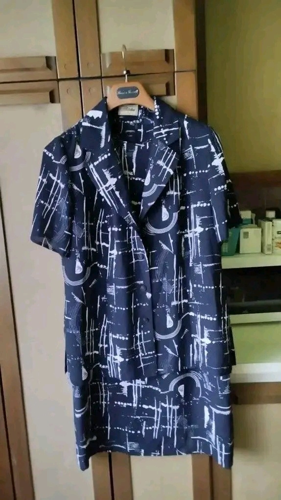 Modrý kostýmek