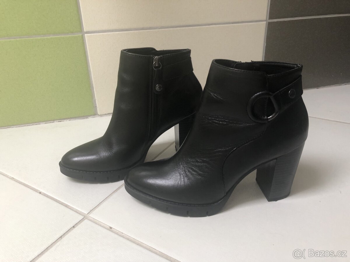 Černé koženkové boty na vysokém podpatku vel. 37