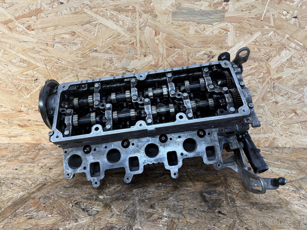 KOMPLETNÍ HLAVA VÁLCŮ 1.6 TDI 77KW CAYC  03L103T3A