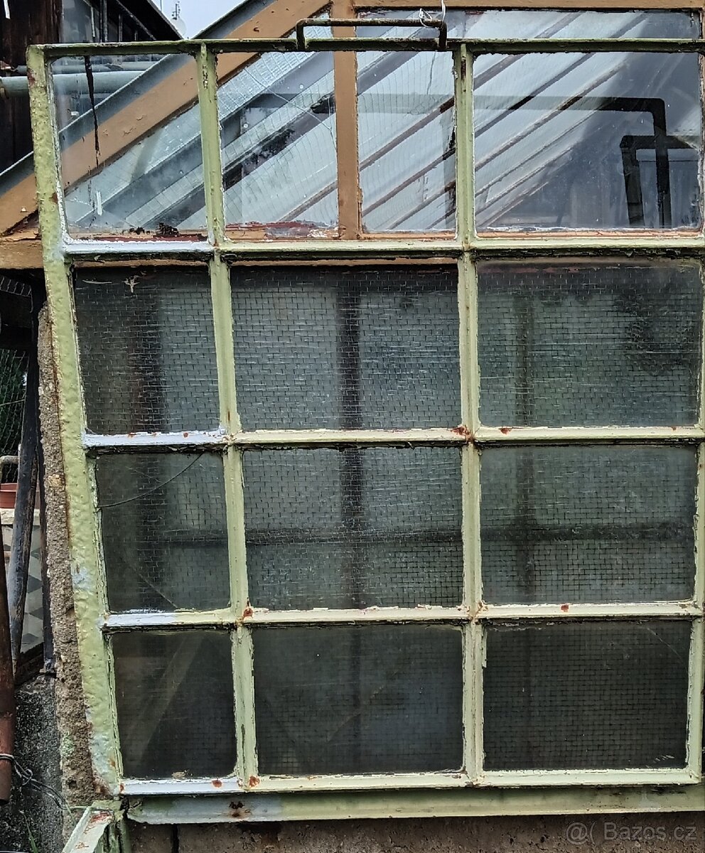 Industriální okno staré.