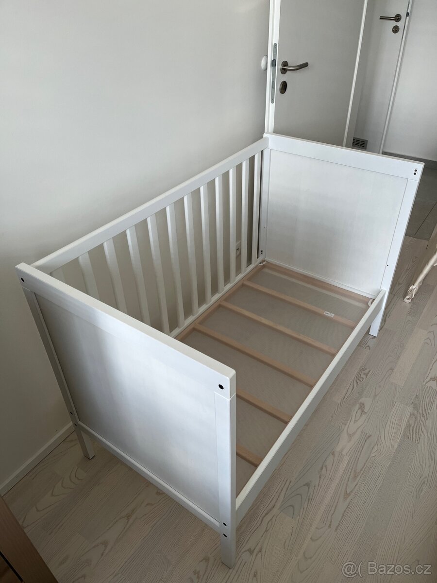 Dětská postýlka bílá IKEA Sundvik + matrace IKEA Skonast + o