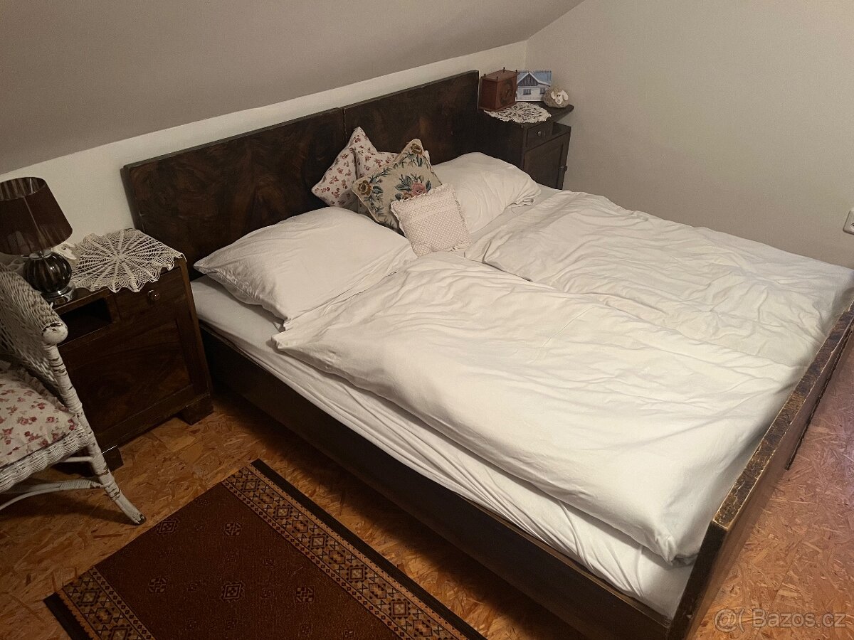 Postele, rošty a noční stolky.