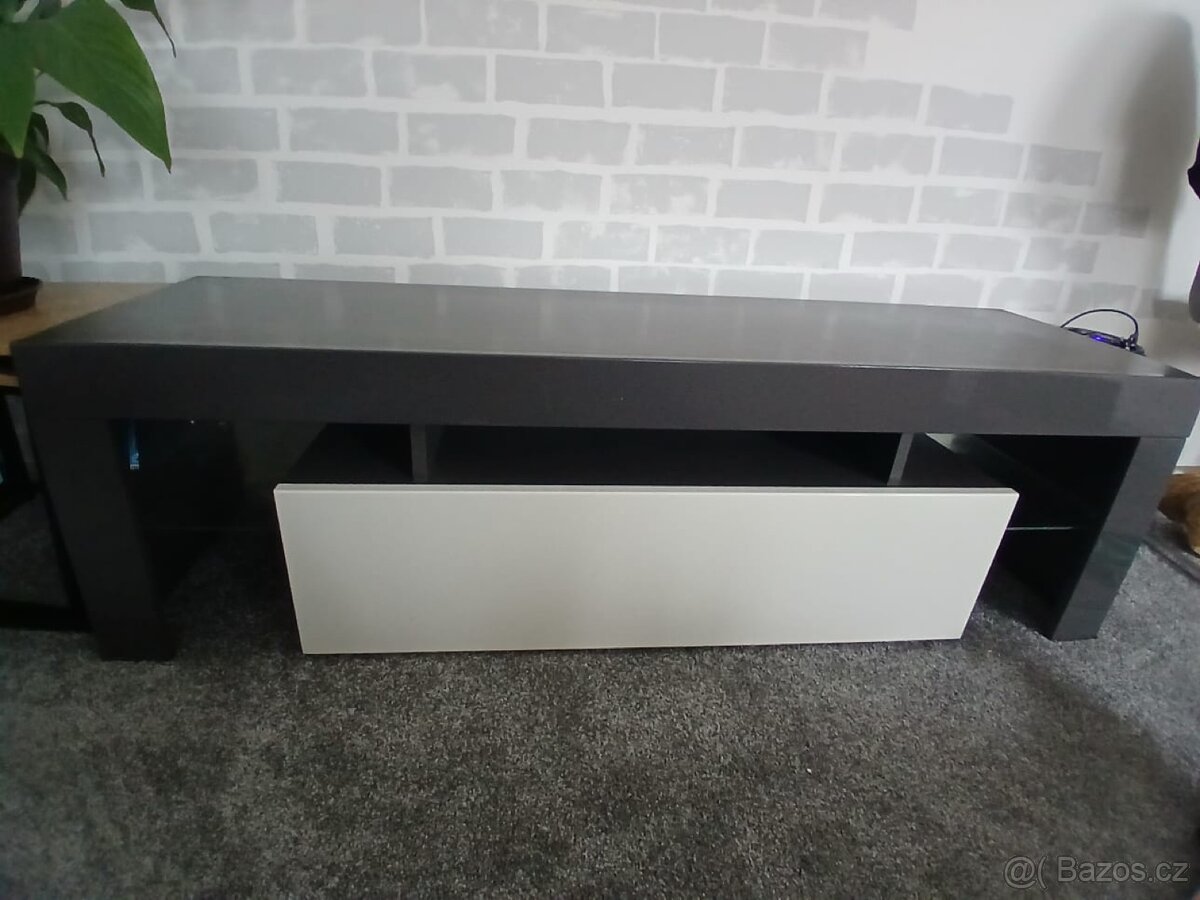 Stůl pod televizi