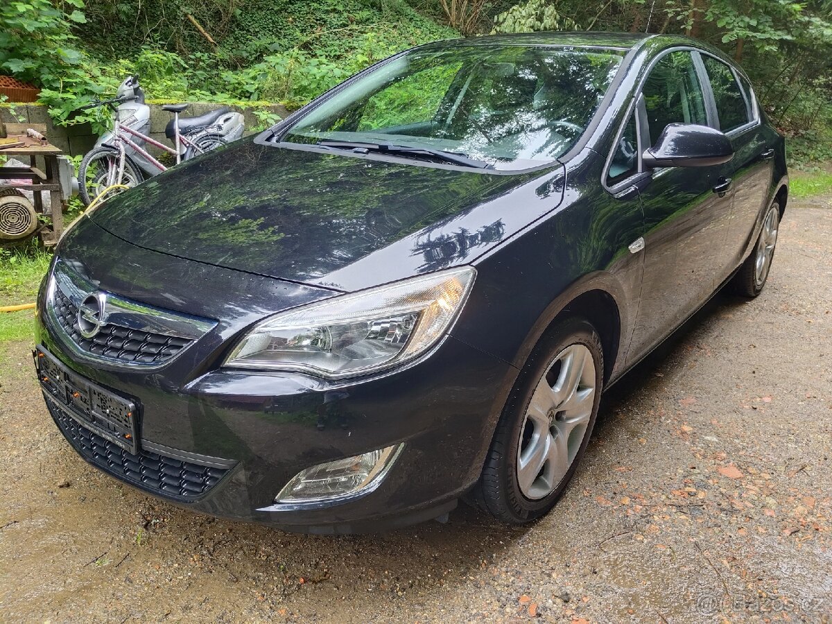 Opel Astra J 1.4i 88 kW 130km 1 majitel