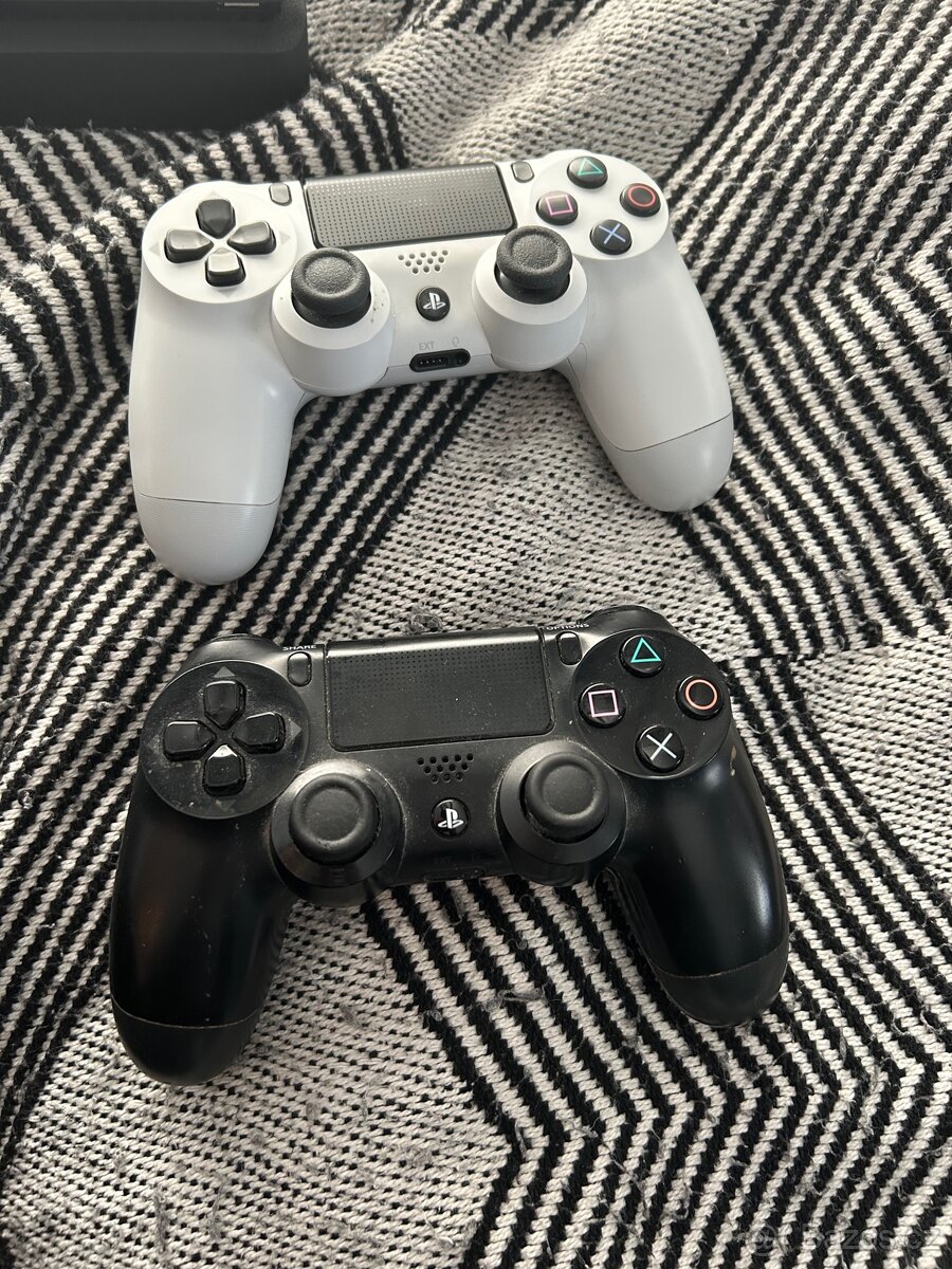 PlayStation 4 Slim 500 GB + 2 ovladače + Spider-Man