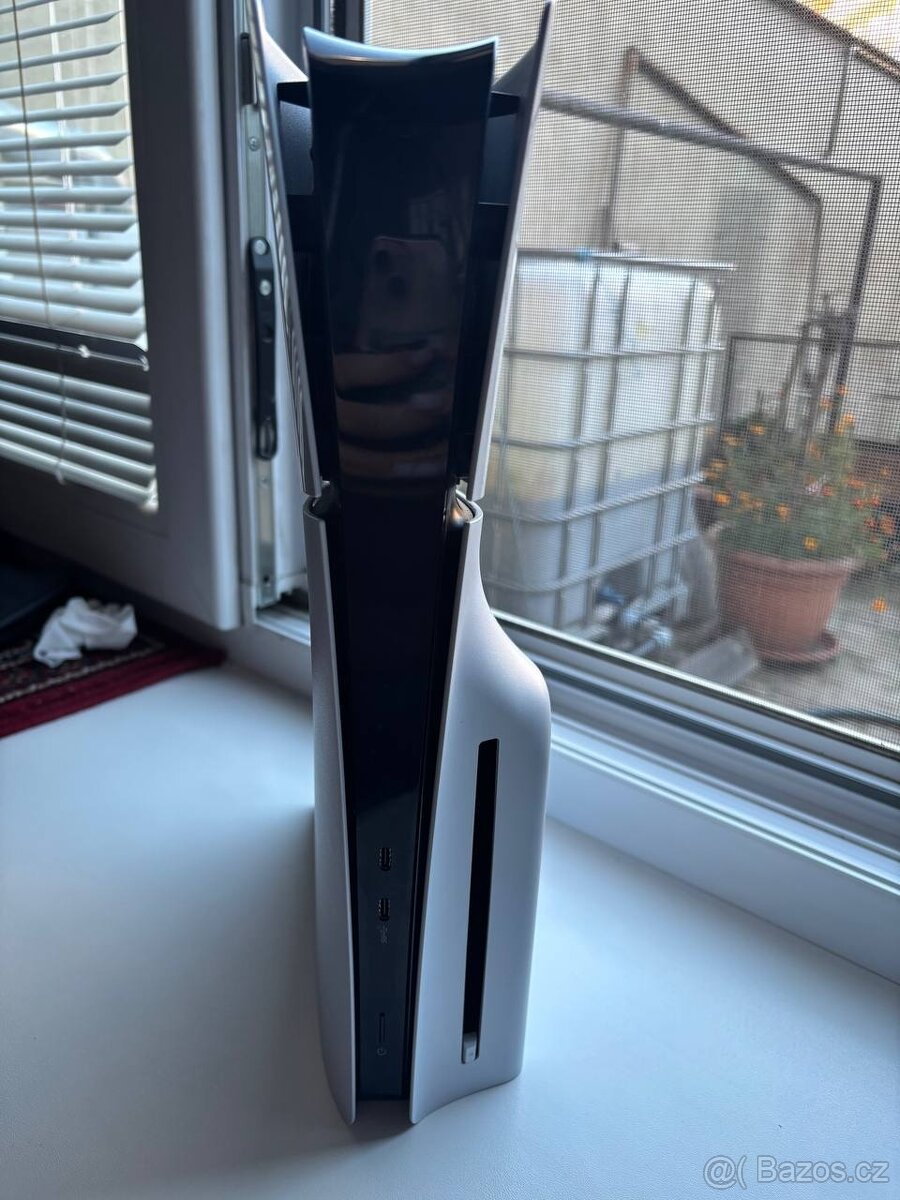 PS5 SLIM S MECHANIKOU, ZÁRUKA DO 09/2031, 2 OVLADAČE