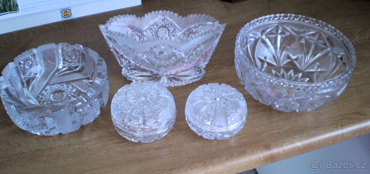 staré broušené křišťálové sklo