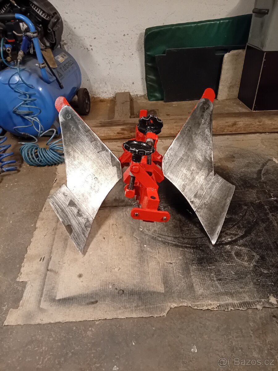 Oboustranný pluh obracák