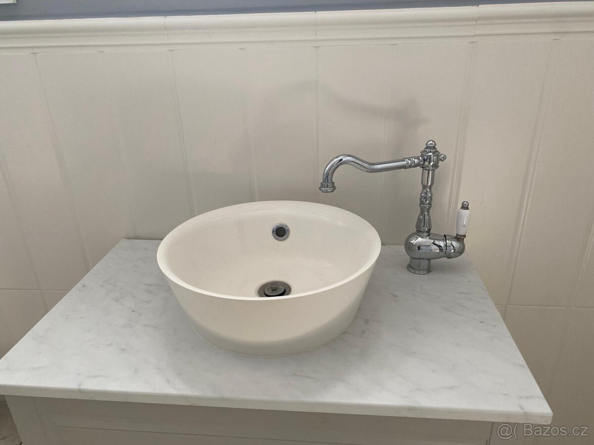 Prodám umyvadlo s baterií na desce