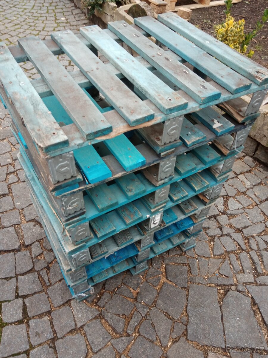 Dřevěné palety 80 x 60 x 16 cm.