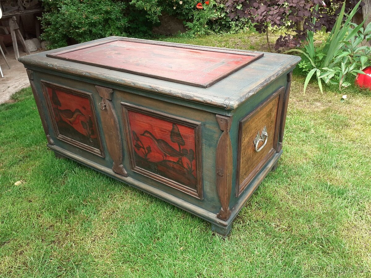 Stará malovaná truhla