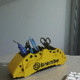 Stojánek na tužky jako Brembo brzdič