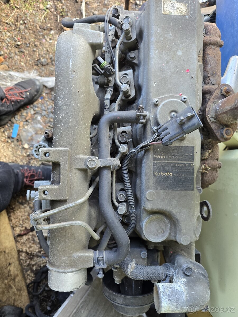 Motor kubota V2203