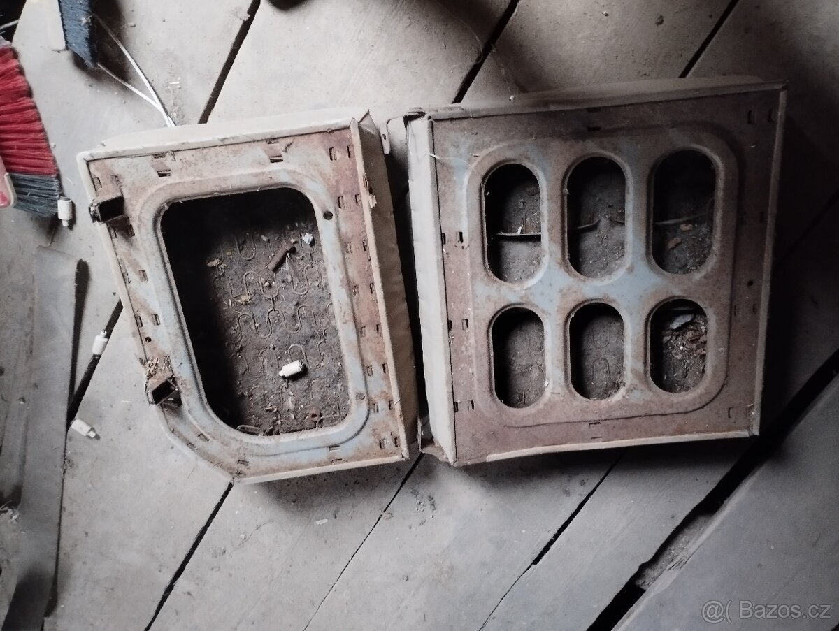 Staré sedadlo , asi Škoda 1202.