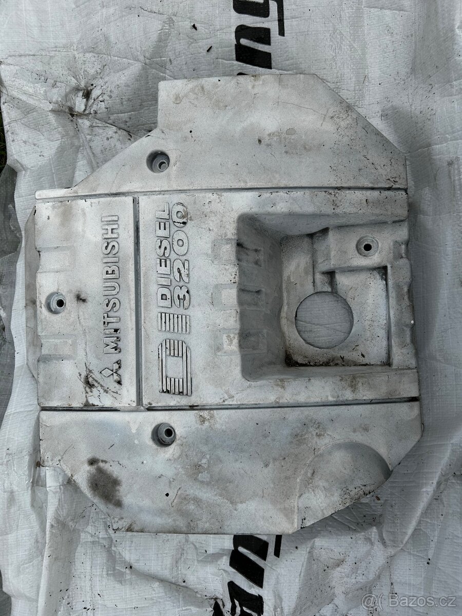 Kryt motoru Mitsubishi Pajero 2002