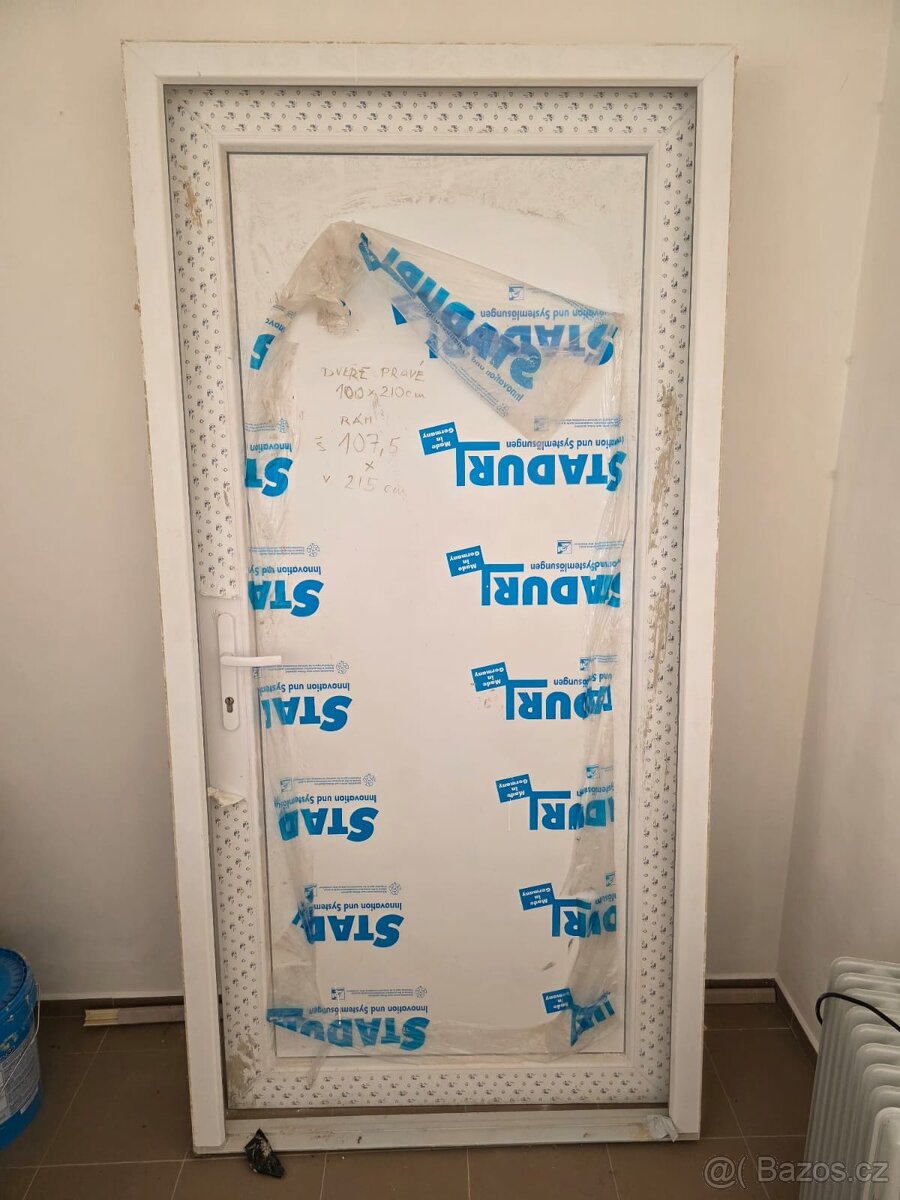 Plastové dveře 100x210cm + rám 107,5x215 pravé 4 500 Kč