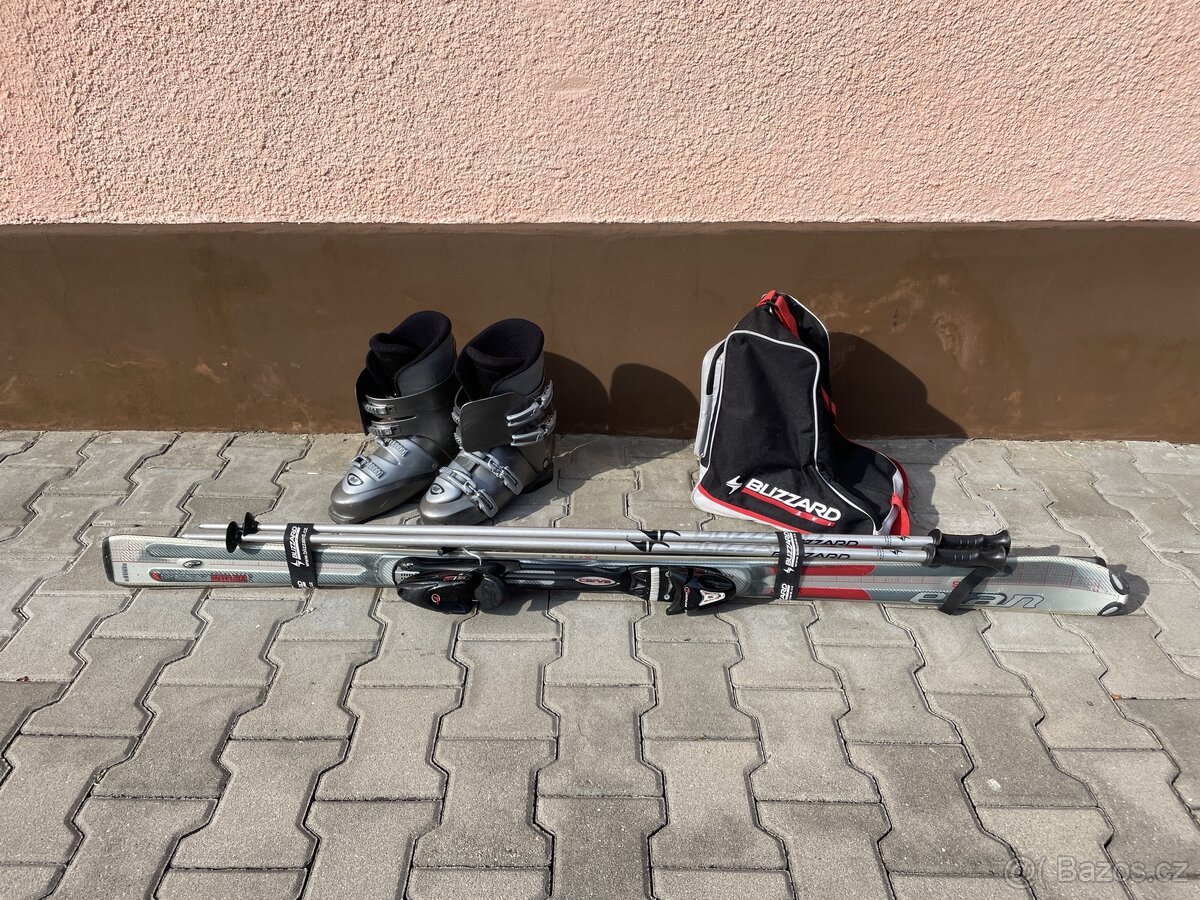 Šedočervený set na lyžování