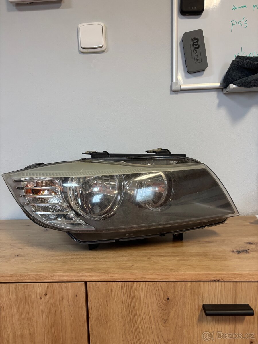 Pravý světlomet BMW E90