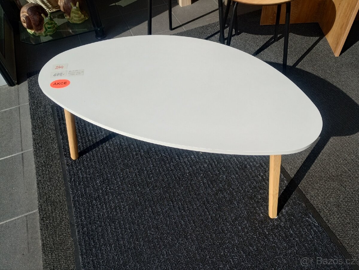 Bílý konferenční stolek