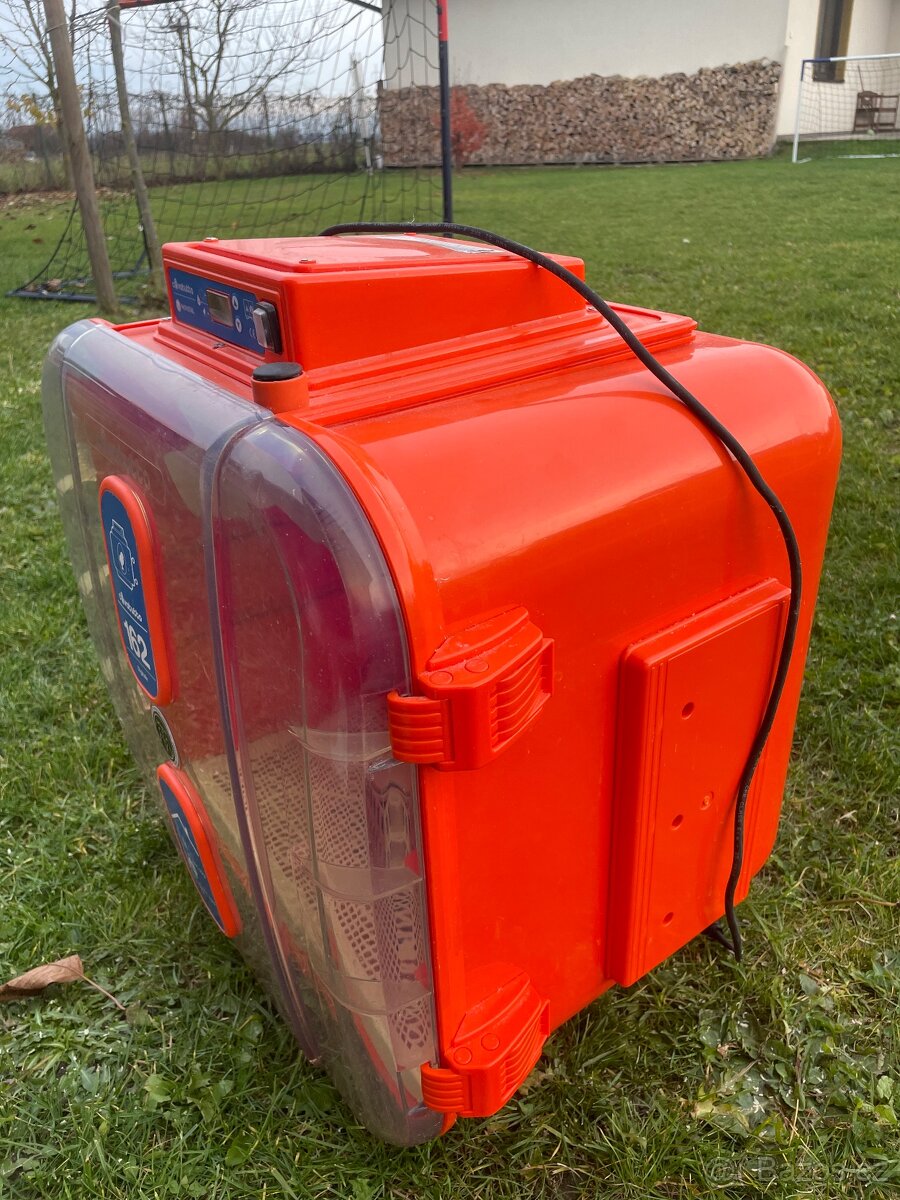 Covattuto poloautomatická líheň na 162 vajec