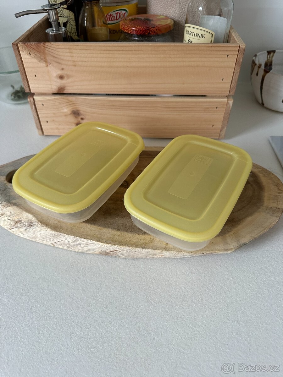 2 plastové krabičky