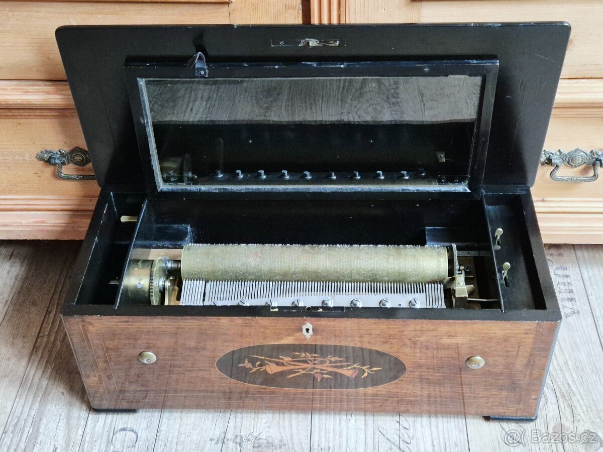 Krásný starožitný hrací stroj se zvonečky a bubínkem