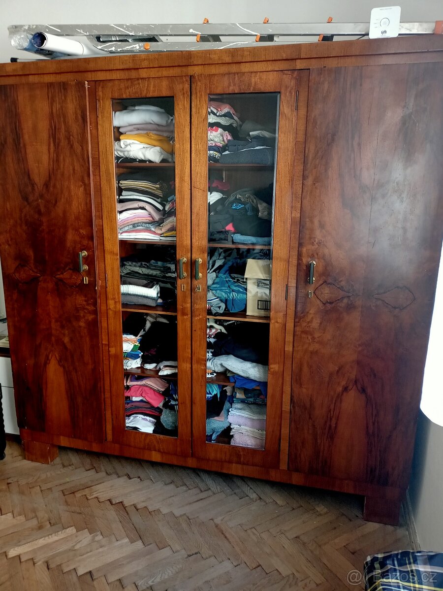 Starožitná skříň ve stylu art deco