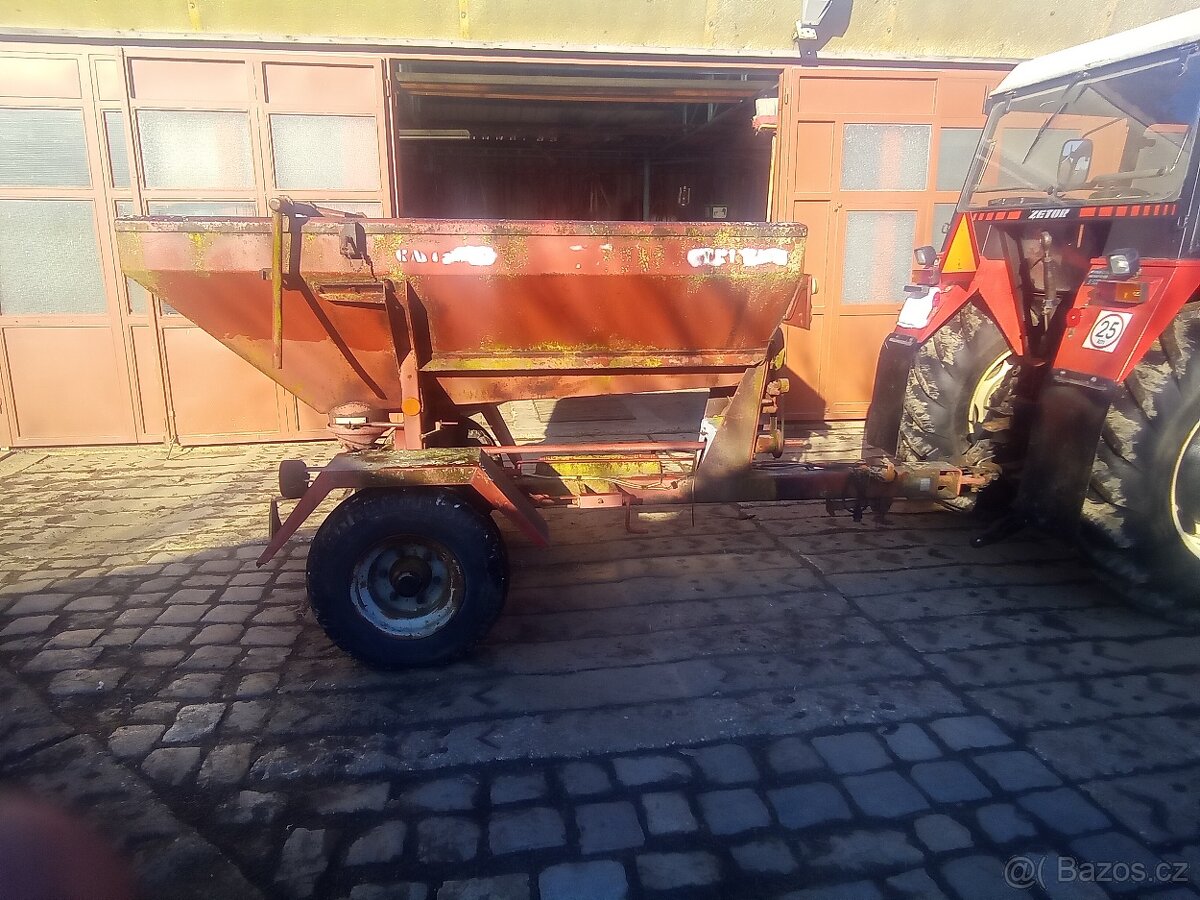 Rozmetadlo průmyslových hnojiv RM 1-072