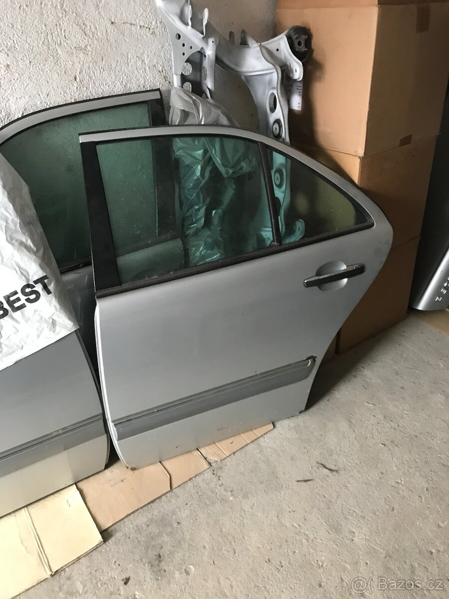 Mercedes Benz W210 zadní dveře sedan 744