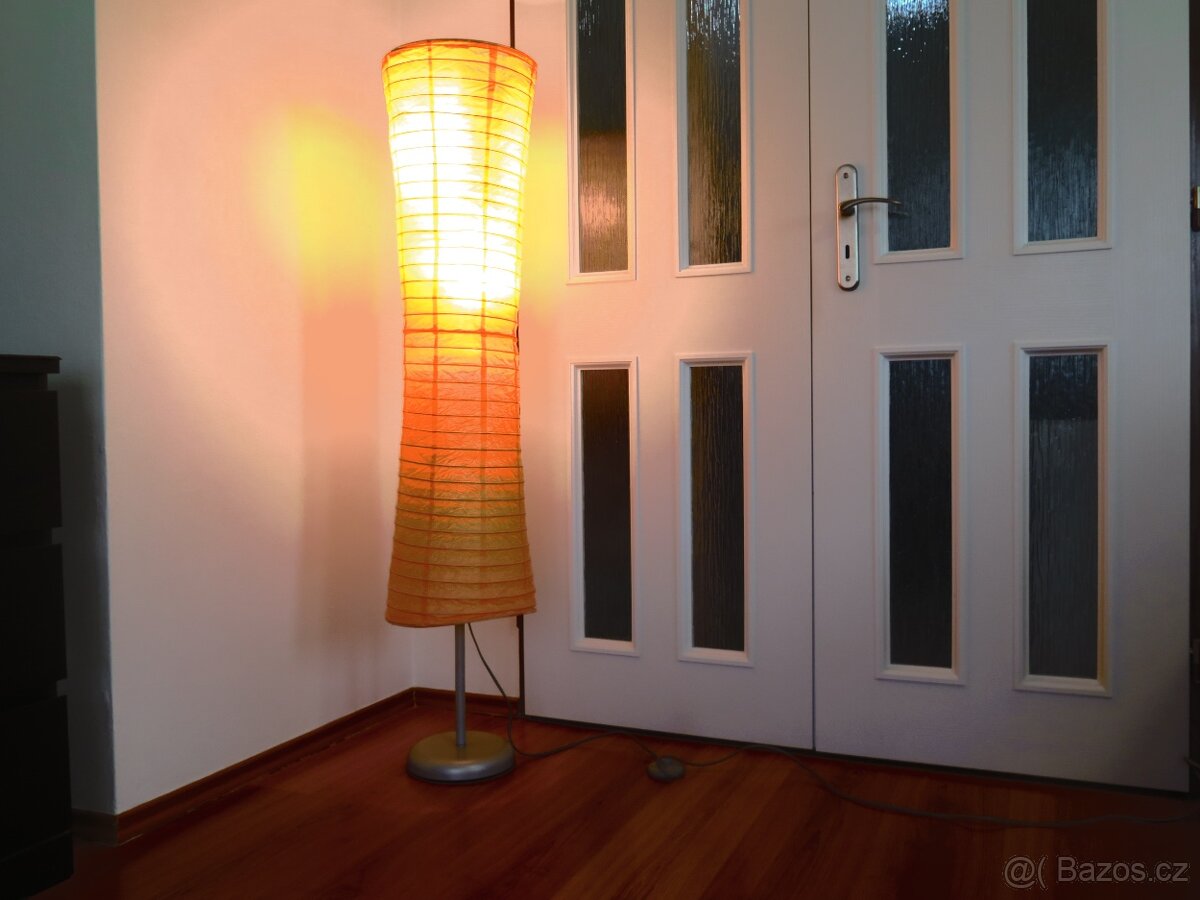 Lampa stojací do obýváku