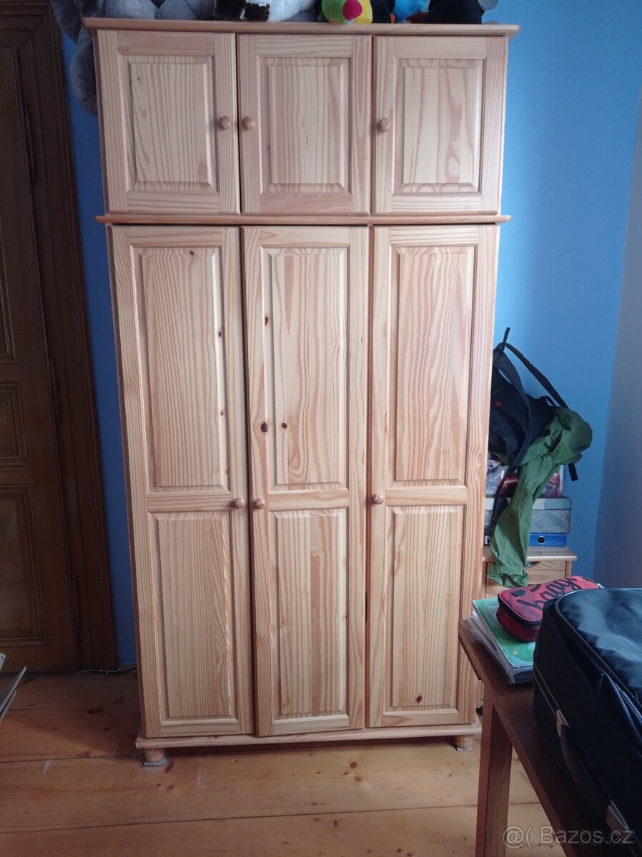 Skříň z borovice