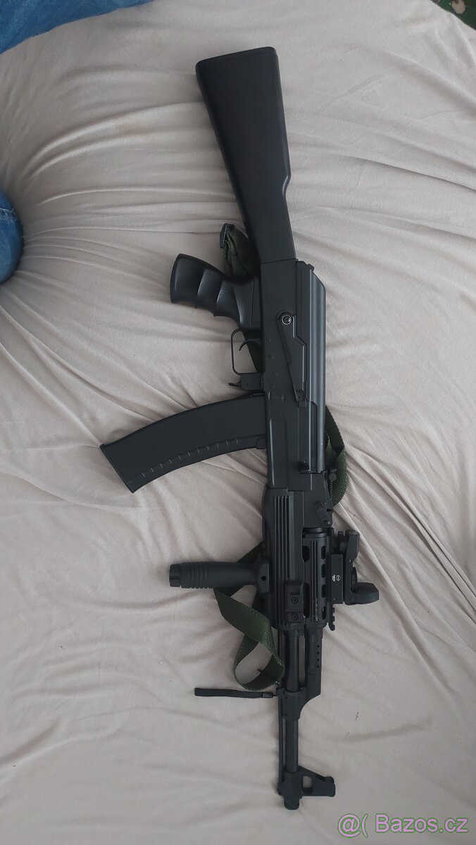 Airsoftová zbraň AK47 Tactical (celokov)+ rukojeť +kolimátor