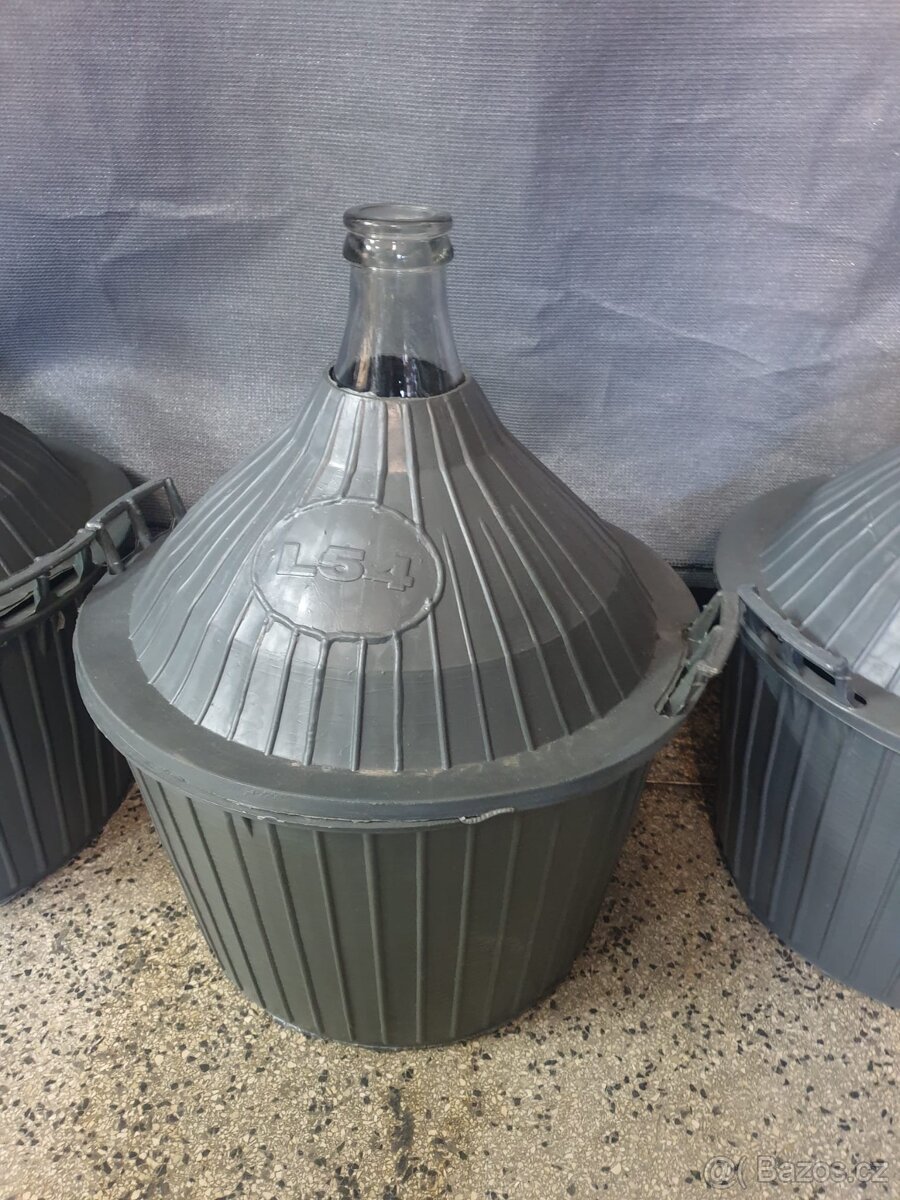 Demižon v plastovém koši 54 litrů