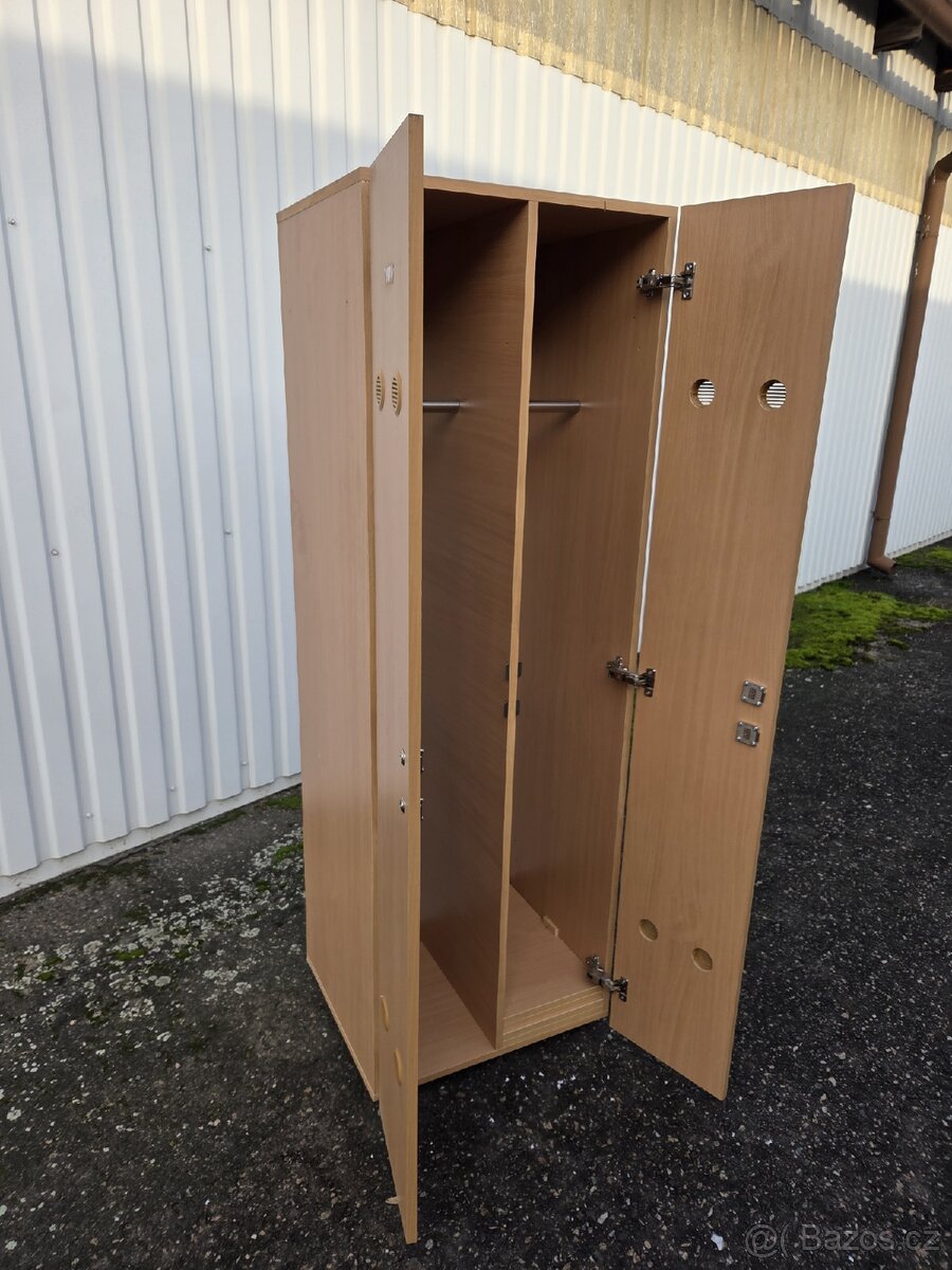 Dvojdilný dřevĕný šatník  ,šatní skříň ,pracovní skříň