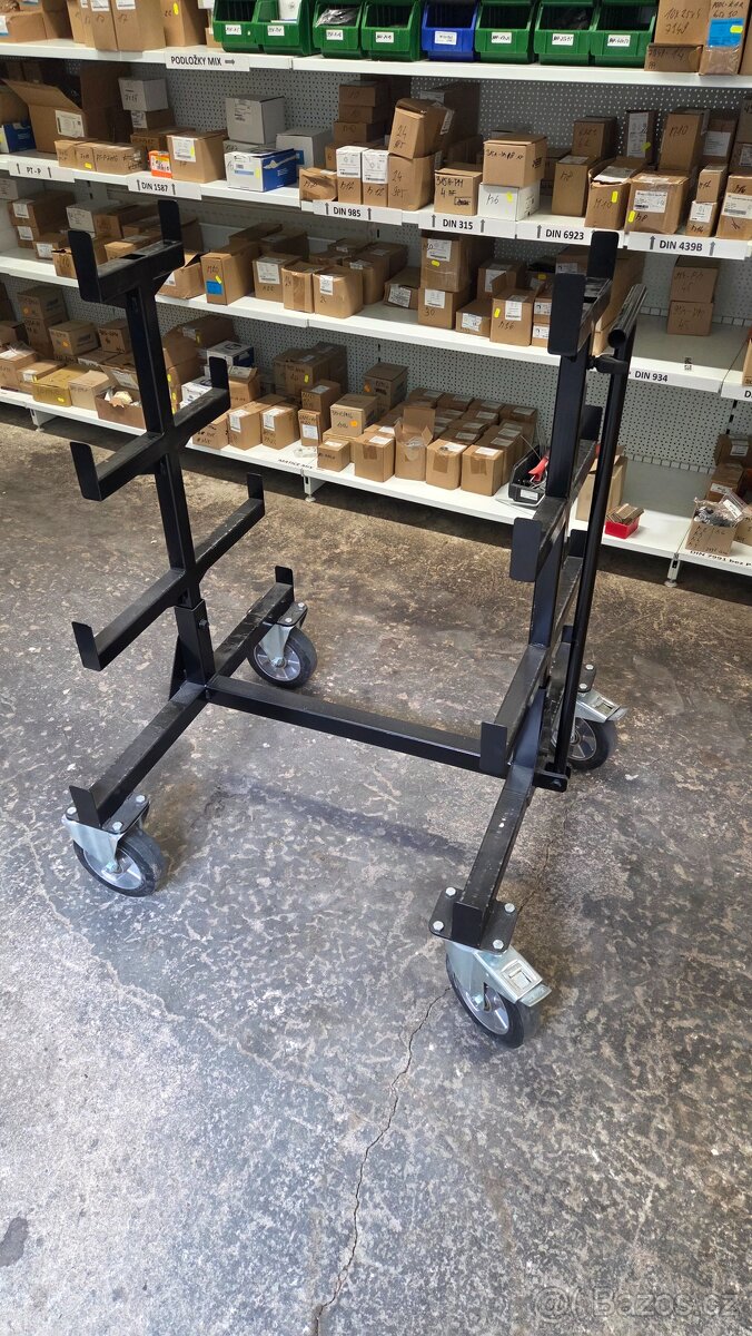 Pojízdný stojan na závitové tyče, trubky, výztuž, roxory