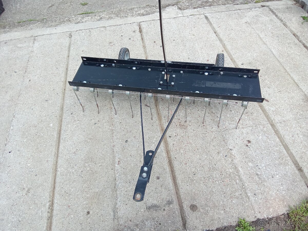 Provzdušňovač trávníku