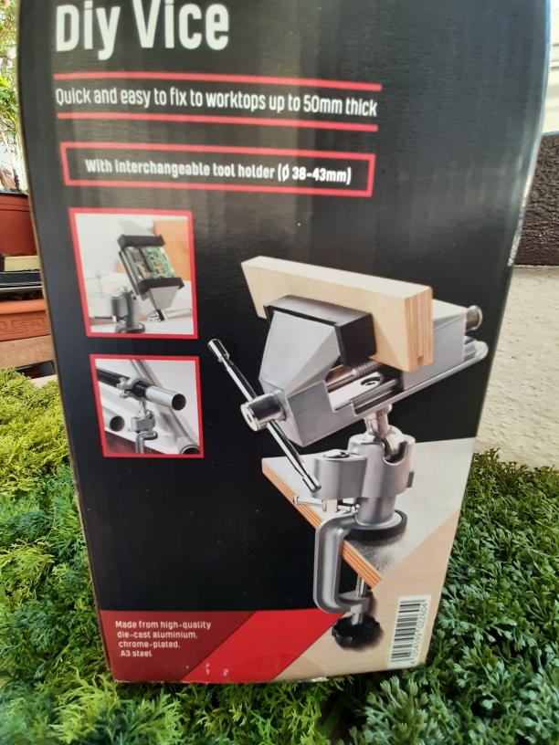 Univerzální svěrák, pohyblivý díky kulovému kloubu nový