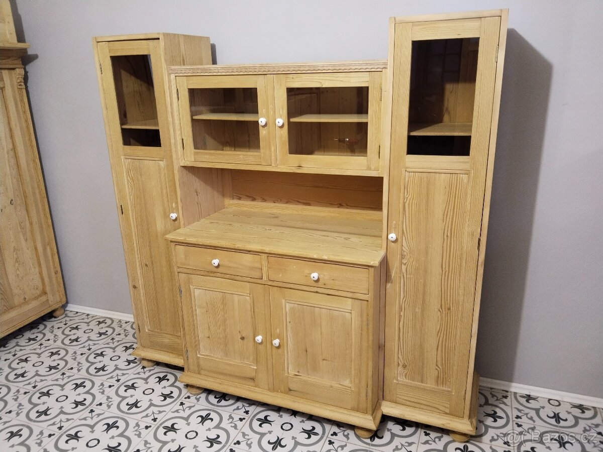 Stará, komínová kredenc, příborník po renovaci