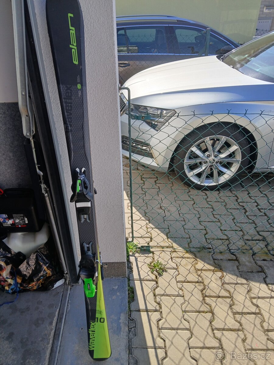 Prodám juniorské lyže Elán