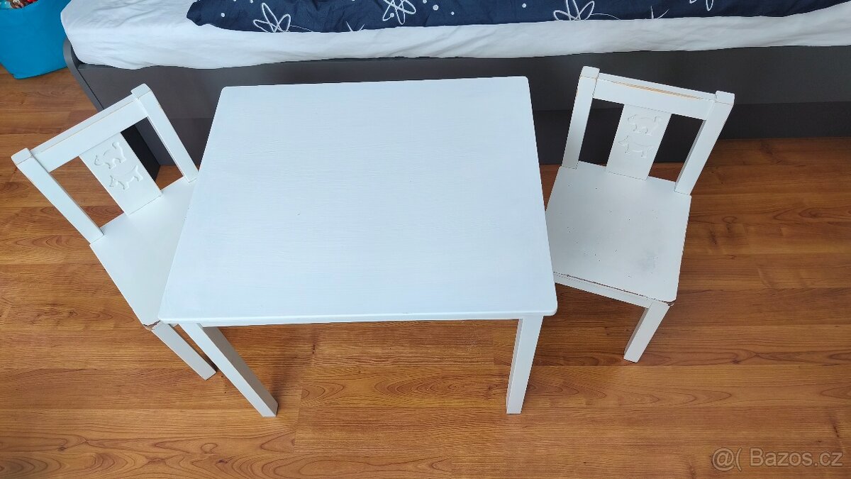 Stůl ze dvoumi židlemi